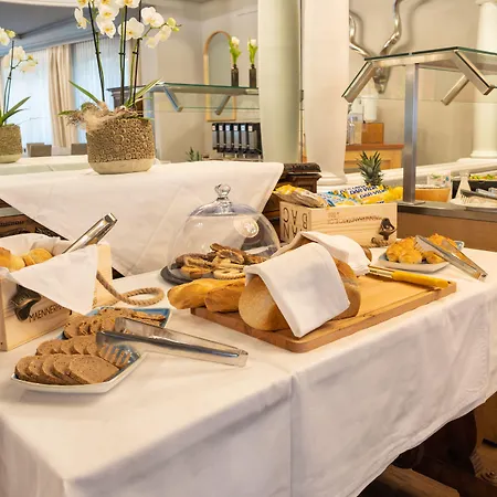 アドホック ホテル ナータース