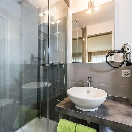 ホテル アドホック